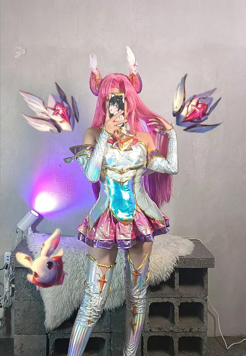 小美与英雄联盟之间有何联系？